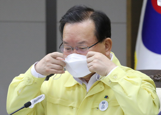 김부겸 국무총리가 25일 오전 세종시 정부세종청사에서 열린 신종 코로나바이러스 감염증(코로나19) 대응 중앙재난안전대책본부 회의에서 발언을 마친 뒤 다시 마스크를 쓰고 있다. 연합뉴스